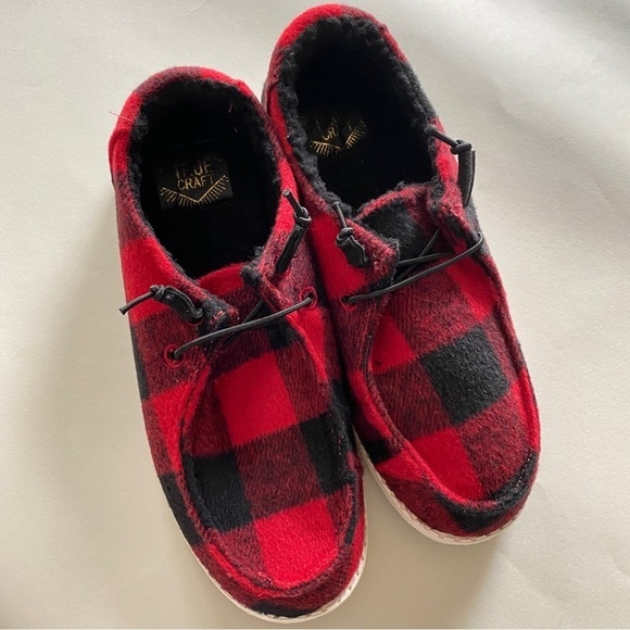 True Craft Shoes - True Craft Size 7.5M Women’s Ref /Black Plaid Shoes